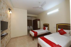 Hotel Amulya Relax Inn客房内的一张或多张床位