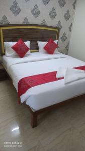 Hotel Amulya Relax Inn客房内的一张或多张床位