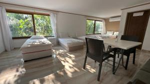 ein Schlafzimmer mit einem Bett, einem Tisch und Stühlen in der Unterkunft Kiriş Garden Hotel in Kemer