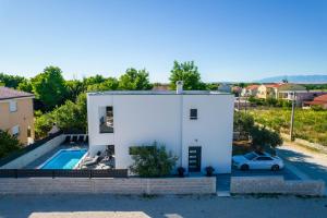 Swimmingpoolen hos eller tæt på Villa Nelly