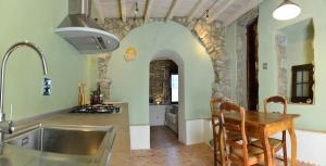 Kuchyň nebo kuchyňský kout v ubytování Agriturismo C'era Una Volta