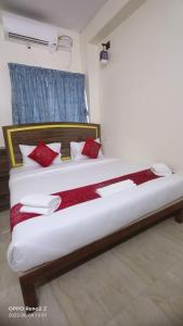 Hotel Amulya Relax Inn客房内的一张或多张床位