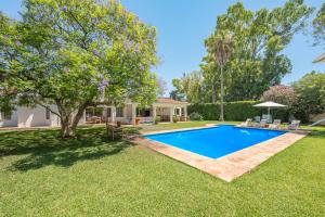 a swimming pool in the yard of a home at Villa amplia con piscina privada ideal familias y grupos in Estepona