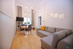 uma sala de estar com um sofá e uma mesa em Saltic Deluxe Apartment by 3City Rentals em Sopot