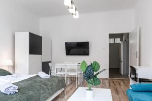 Affordable 2BR Apt- Connected to the whole city في فيينا: غرفة نوم مع سرير وغرفة طعام