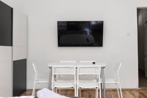 Telewizja i/lub zestaw kina domowego w obiekcie Affordable 2BR Apt- Connected to the whole city