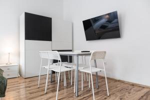 Telewizja i/lub zestaw kina domowego w obiekcie Affordable 2BR Apt- Connected to the whole city