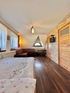 1 dormitorio con 1 cama y TV en una habitación en Śtadraj, en Bukowina Tatrzańska