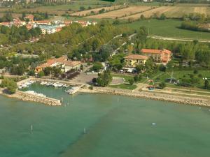 Vue aérienne d'une rivière avec des bateaux dans l'eau dans l'établissement Hotel Campanello, à Castelnuovo del Garda