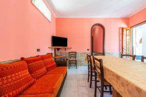 ein Wohnzimmer mit einem Sofa und einem Tisch in der Unterkunft Villetta Sant'andrea in Quartu SantʼElena
