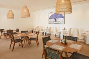 Hotel Blau Parc في سان أنطونيو: غرفة طعام مع طاولات وكراسي في مطعم