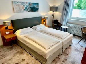 ein Schlafzimmer mit einem großen Bett in einem Zimmer in der Unterkunft Hotel Schiller in Olching