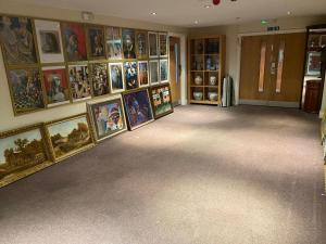 una habitación con un montón de pinturas en la pared en ART APARTMENT, en Fleetwood
