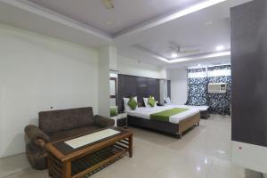 une chambre d'hôtel avec un lit et un canapé dans l'établissement Hotel Dayal, à Lucknow