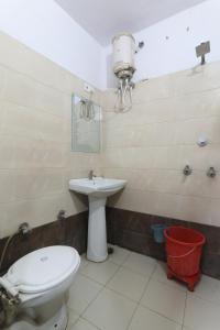 La salle de bains est pourvue de toilettes et d'un lavabo. dans l'établissement Hotel Dayal, à Lucknow