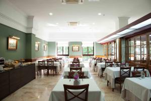 A restaurant or other place to eat at Hotel Principe Paz