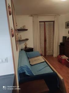 Cama pequeña en habitación con ventana en Giappetto House, en Limone Piemonte