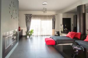 sala de estar con 2 camas y ventana grande en BLACK & WHITE CITY VILLA, en Alexandroupoli