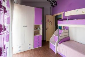 a purple bedroom with a bunk bed and a purple wall at BLACK & WHITE CITY VILLA in Alexandroupoli