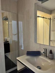 Eurosky Suite Apartment في روما: حمام مع حوض ودش