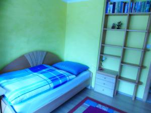 - une chambre avec un lit et une étagère dans l'établissement Haus Kröll, à Mittersill
