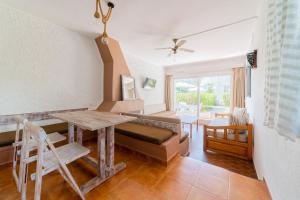 un soggiorno con divano e tavolo di Atlas Apartments Ibiza a Santa Eularia des Riu
