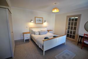 En eller flere senge i et værelse på Sea Holly Cottage- coastal retreat Pittenweem
