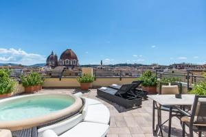 a hot tub on the roof of a building at Hotel Machiavelli Palace in Florence