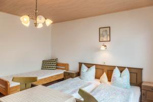 A bed or beds in a room at Ferienwohnung Dornauer