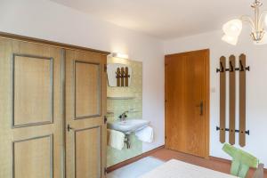 A bathroom at Ferienwohnung Dornauer