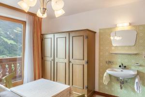A bathroom at Ferienwohnung Dornauer