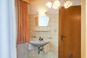 A bathroom at Ferienwohnung Dornauer