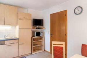 A kitchen or kitchenette at Ferienwohnung Dornauer
