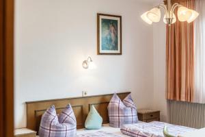 A bed or beds in a room at Ferienwohnung Dornauer