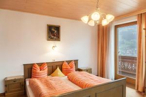 A bed or beds in a room at Ferienwohnung Dornauer