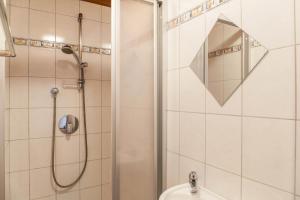 A bathroom at Ferienwohnung Dornauer