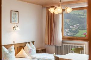 A bed or beds in a room at Ferienwohnung Dornauer