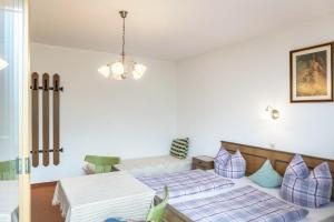 A bed or beds in a room at Ferienwohnung Dornauer