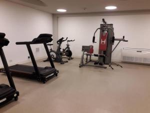 um ginásio com várias bicicletas de exercício numa sala em Estudio en Puerto Norte con PILETA incluida y COCHERA opcional em Rosário