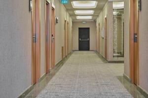 pasillo de un pasillo con puerta en un edificio en Al Anvar Halal Hotel by HotelPro group, en Tashkent