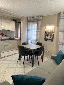 eine Küche und ein Esszimmer mit einem Tisch und Stühlen in der Unterkunft Casa Fiorenza in Chioggia