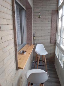 une chambre avec une table, deux chaises et une fenêtre dans l'établissement Aires do mar, à O Grove