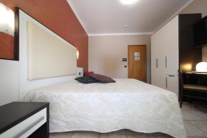 a bedroom with a large white bed in a room at Hotel Campanello in Castelnuovo del Garda