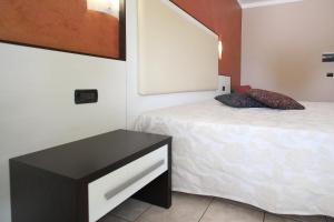 a bedroom with a bed and a black table at Hotel Campanello in Castelnuovo del Garda