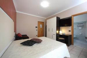 a bedroom with a bed and a bathroom with a shower at Hotel Campanello in Castelnuovo del Garda