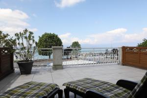 a patio with a view of the ocean from a balcony at Hotel Campanello in Castelnuovo del Garda