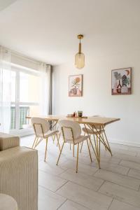 jadalnia ze stołem i krzesłami w obiekcie *Cocoon Area* Confort & Parking w mieście Clermont-Ferrand