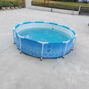 une grande piscine d'eau bleue dans un patio dans l'établissement Xian Jing B&B, à Jiaoxi