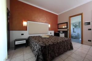 a hotel room with a bed and a large screen at Hotel Campanello in Castelnuovo del Garda