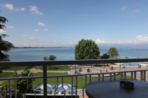 a balcony with a table and a view of a beach at Hotel Campanello in Castelnuovo del Garda
